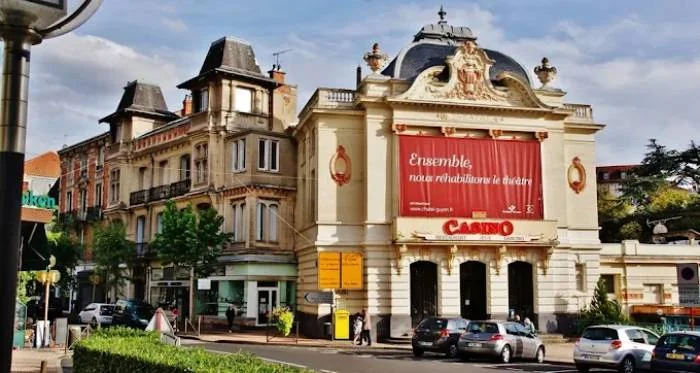 Façade du Casino de Châtel-Guyon, place Brosson — Puy-de-Dôme