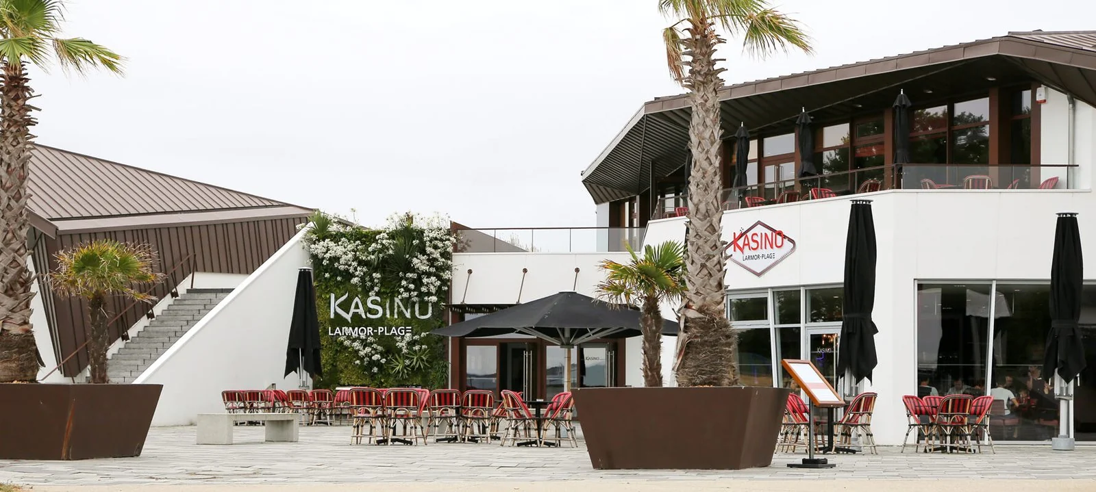 Façade du Kasino de Larmor-Plage, groupe Kasinos Bretagne, construit sur la plage de Port-Maria avec vue sur l'océan Atlantique