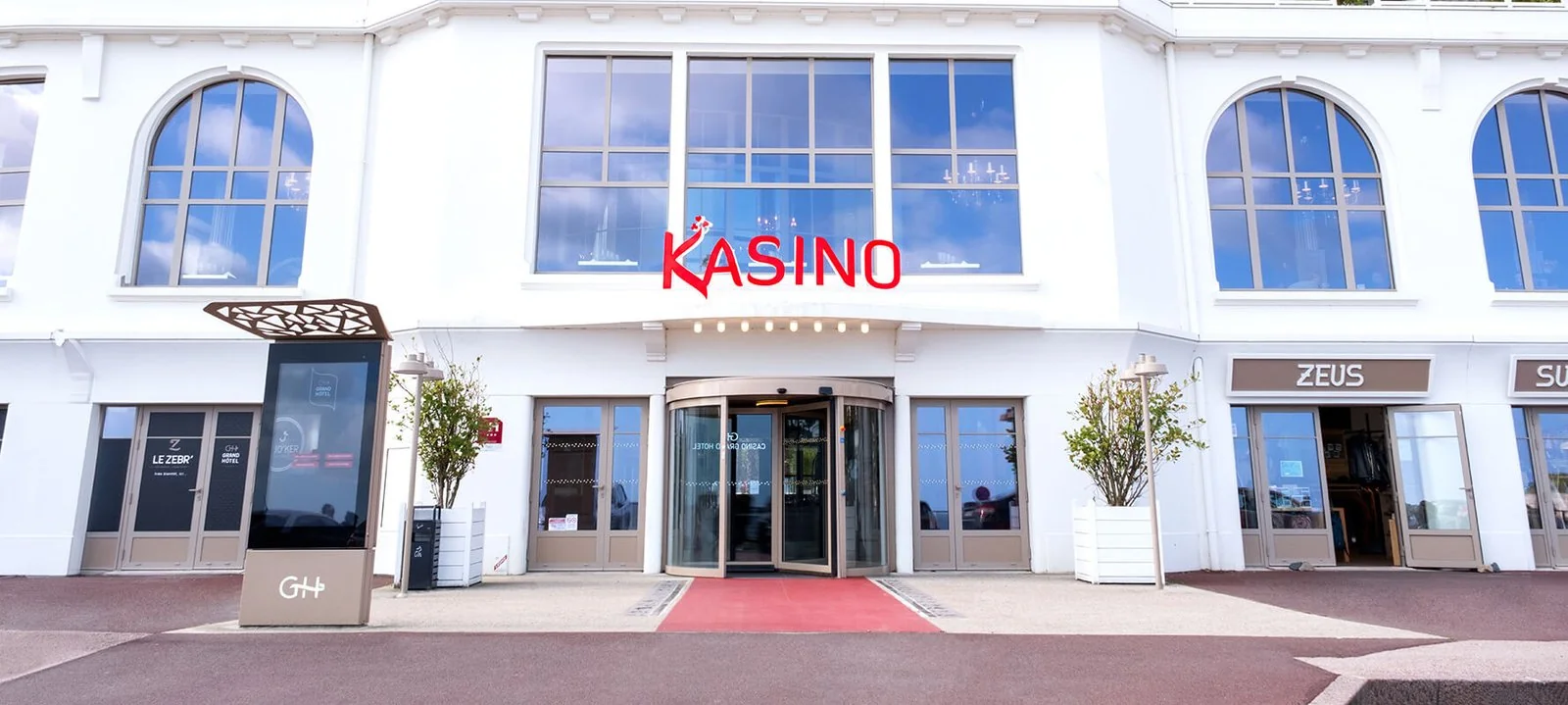 Façade du Grand Hôtel et Kasino de Perros-Guirec, groupe Kasinos Bretagne, Côte de Granit Rose