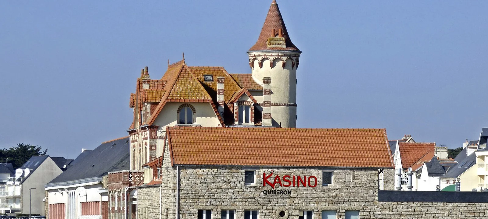 Façade du Kasino de Quiberon, groupe Kasinos Bretagne, à l'entrée de la presqu'île de Quiberon face à l'océan