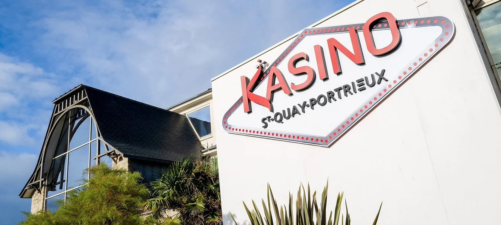 Façade du Kasino de Saint-Quay-Portrieux, groupe Kasinos Bretagne, avec vue sur le port de plaisance