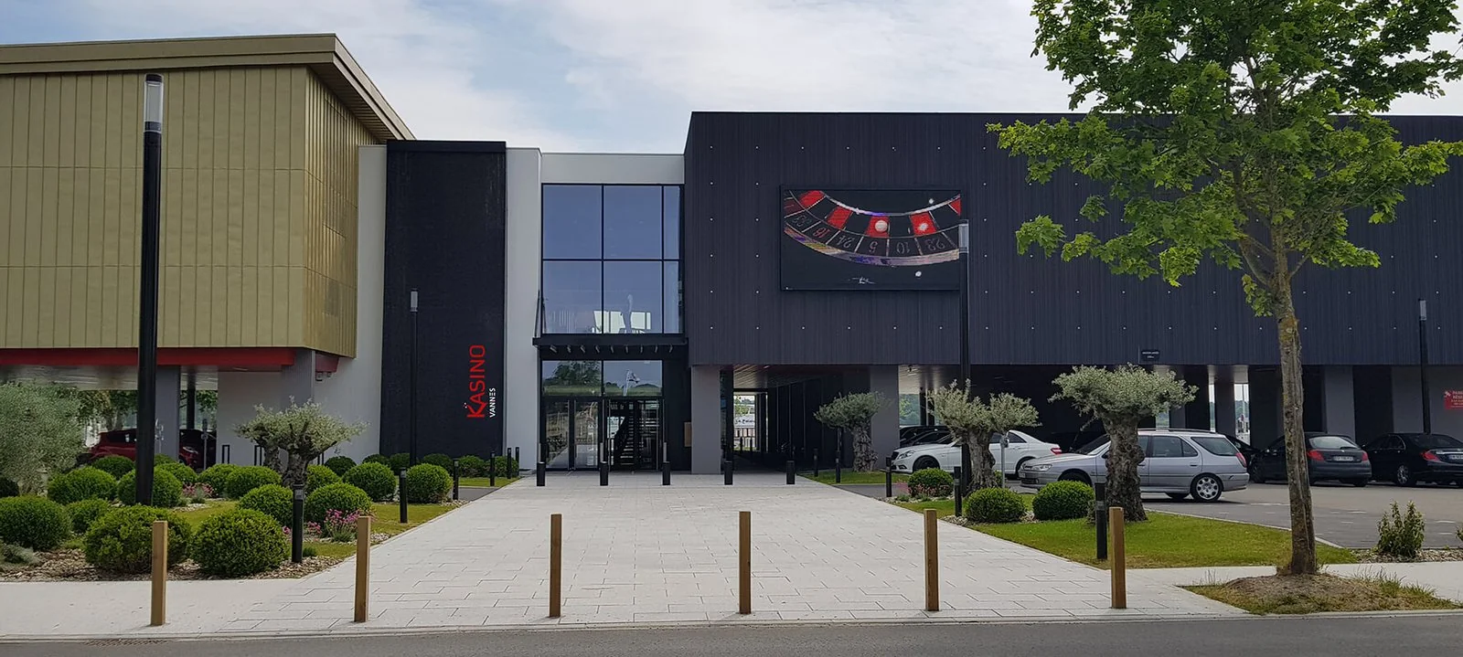 Façade du Kasino de Vannes, groupe Kasinos Bretagne, dans le Parc du Golfe avec vue sur le Golfe du Morbihan